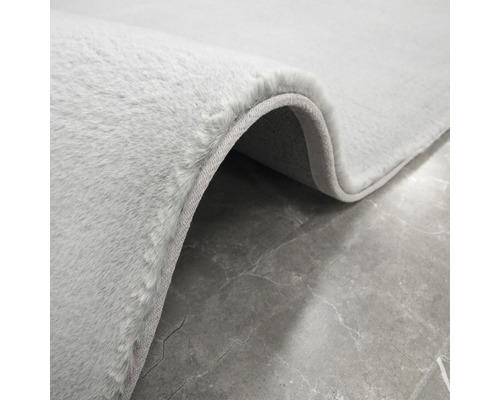 Detaljvy av en grå matta med hög lugg