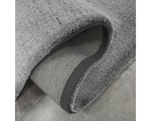 Detaljvy av en grå matta med lugg