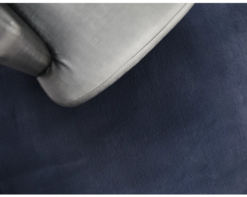 Detaljbild av en grå stol på en blå matta