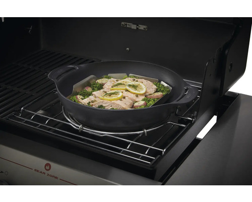 Napoleons wokpanna med fisk och grönsaker på en grill