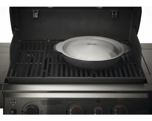 Weber grill med gryta på grillgallret