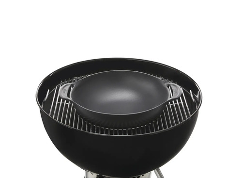 Weber grill med wok på grillgaller