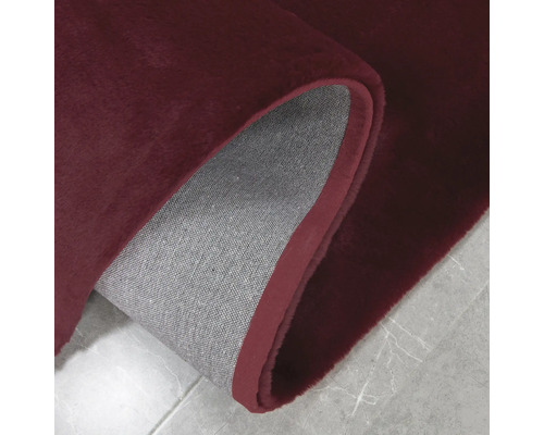 Vinröd matta med hög lugg och grå baksida