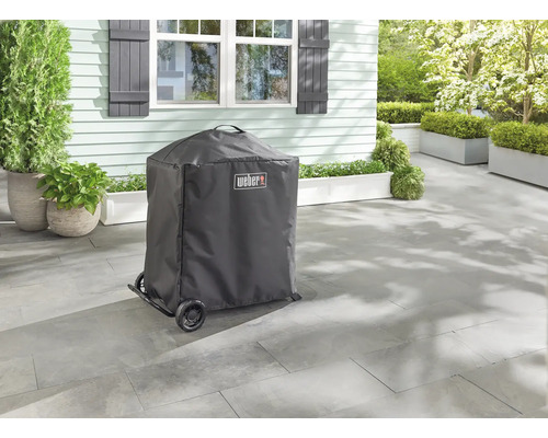 Weber logotyp grill skyddskåpa på en terrass