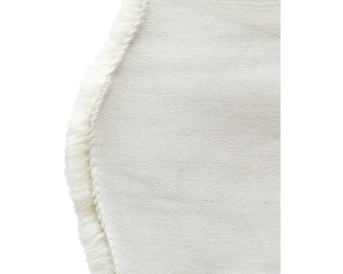 Detaljvy av en mattsida med pälskant