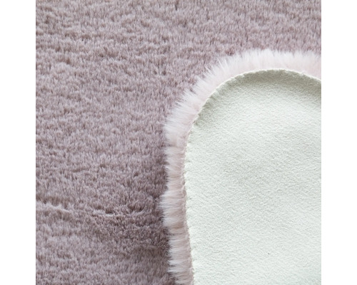 Detaljvy av en lurvig matta med textilbaksida