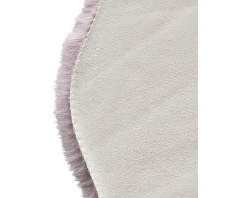 Detaljvy av en rund matta med kant av fuskpäls