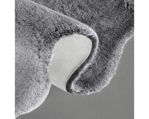 Grå matta med pälsstruktur och baksida