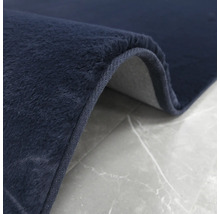 Detaljvy av en blå matta med lugg