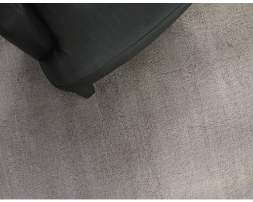 Detaljbild av en matta och en fåtölj