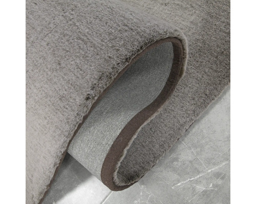 Grå matta med brun kant.