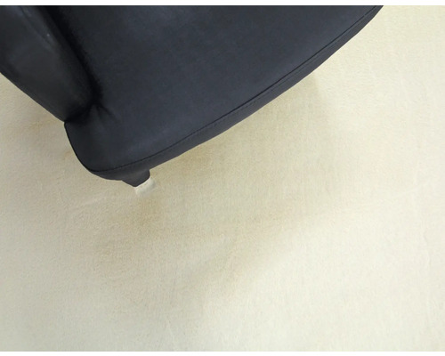 Detaljvy av en svart stol med fot