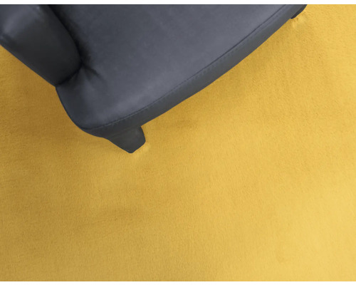 Detalj av en fåtölj på en matta