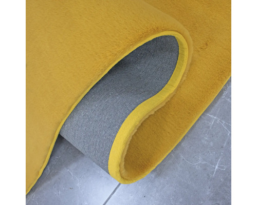 Detaljvy av en matta med lugg och vävd baksida