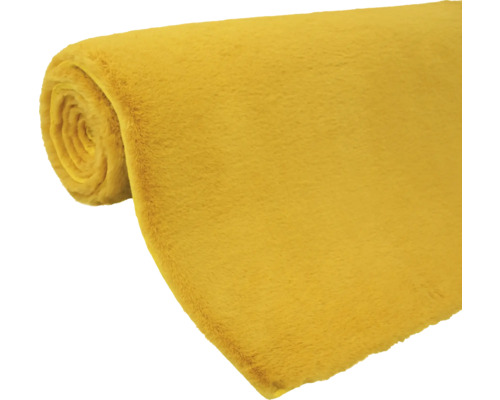 Gul metervara av tyg i rulle