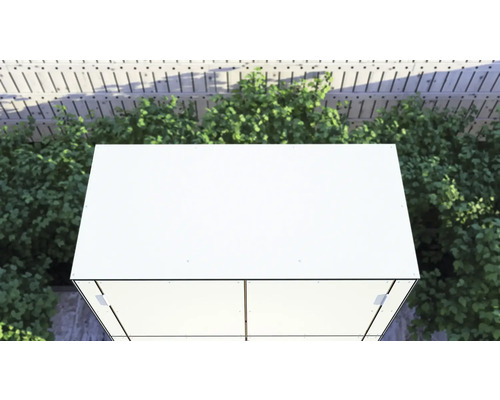 Takkonstruktion av paneler framför gröna växter