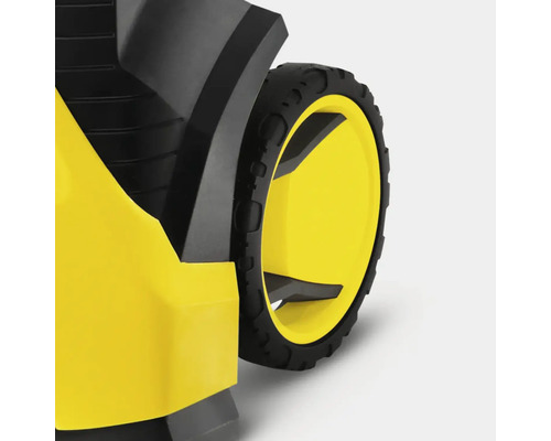 Detaljvy av en högtryckstvätt med gult hölje och svarta hjul