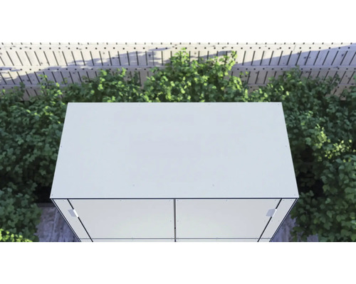 Vy från ovan av ett trädgårdshus med växter i bakgrunden