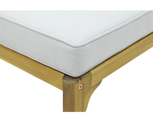 Detaljbild av en trädgårdsbänk med träram och sittdyna