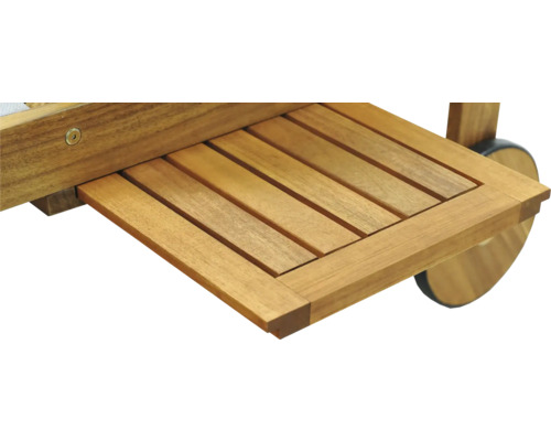 Detaljvy av ett förvaringsfack i trä med hjul