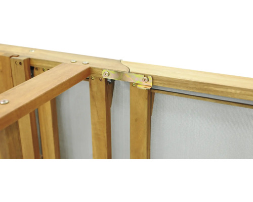 Detaljvy av en träram med insektsnät och metallbeslag