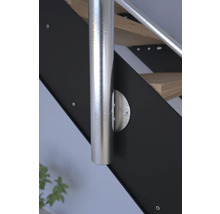 Detalj av en trappa med metallräcke