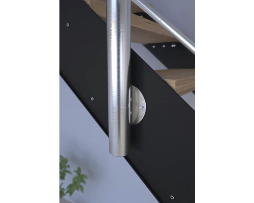 Detalj av en trappa med metallräcke