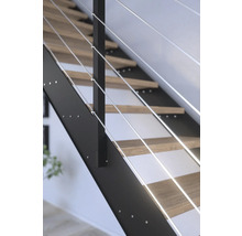 Detaljbild av en trappa med trästeg och räcke av stålvajer