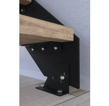 Detalj av en trappfäste i stål med trästeg