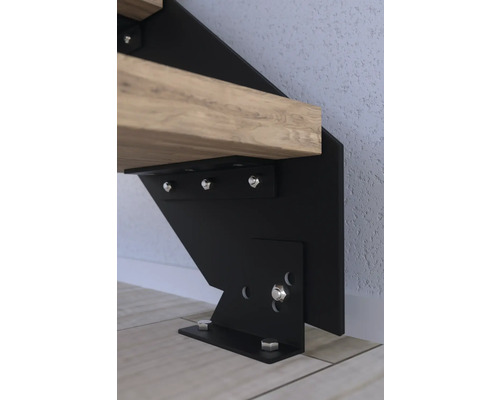 Detaljvy av en trappvagn i metall med ett trätsteg och fästelement.