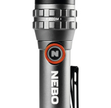Närbild av en Nebo ficklampa med zoomfunktion och Nebo-logotyp.