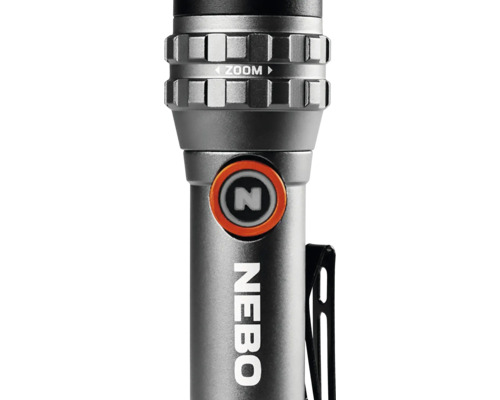Närbild av en Nebo ficklampa med zoomfunktion och Nebo-logotyp.