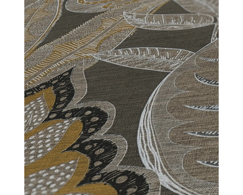 Detaljvy av en mönstrad tapet med blommiga och fjäderliknande element