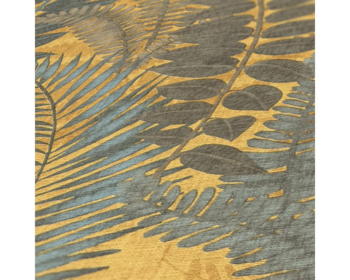 Närbild av en guldfärgad tapet med bladmönster