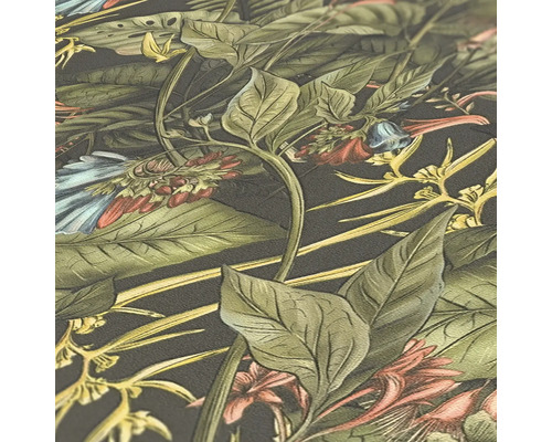 Närbild av en mörk tapet med ett frodigt blad- och blommotiv