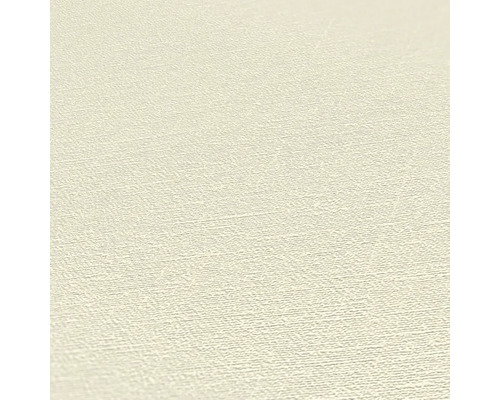 Närbild av en beige non-woven tapet med en lätt textur.