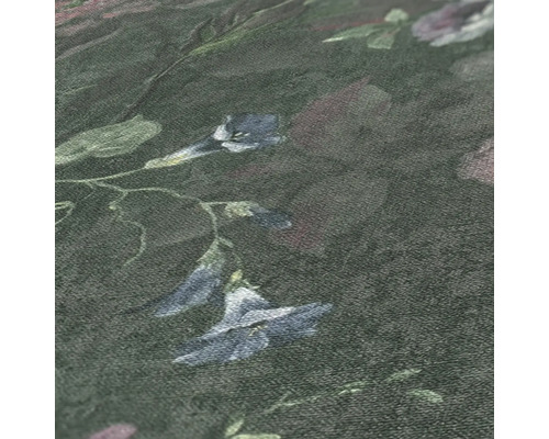 Närbild av en mönstrad tapet med blommönster