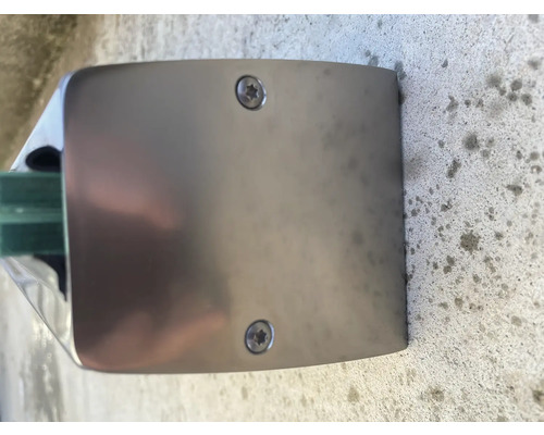 Detaljvy av ett glasräckesfäste med skruvar