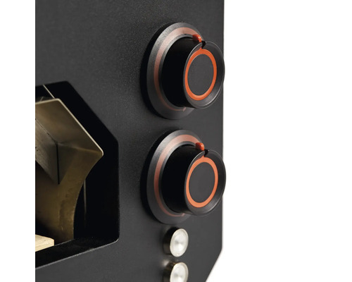 Detaljvy av en svart ugn med vridreglage för styrning