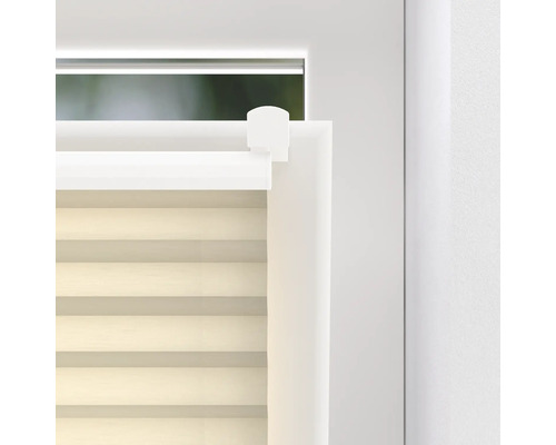 Detaljvy av ett fönster med en monterad plisségardin