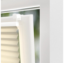 Detaljvy av en plisségardin på fönstret med reglage