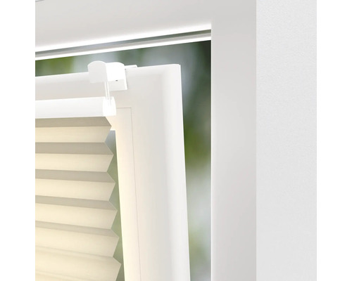 Detaljvy av en plisségardin på fönstret med reglage