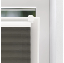 Detaljvy av en grå dubbel rullgardin på ett fönster med vit ram