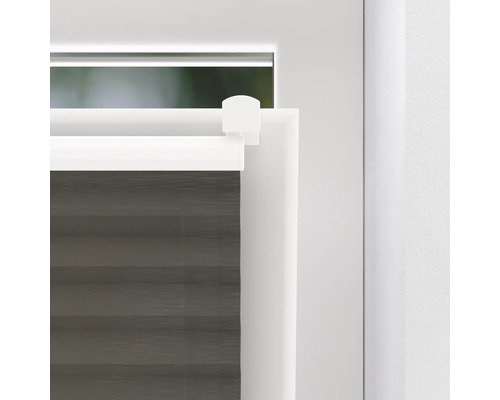 Detaljvy av en grå dubbel rullgardin på ett fönster med vit ram