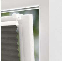 Detaljvy av en antracitfärgad plisségardin på ett fönster