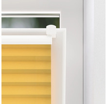 Närbild av en gul plisségardin på ett fönster