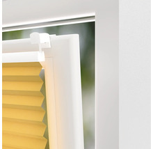 Detaljvy av en gul plisségardin på ett fönster