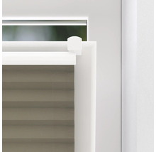 Detaljvy av en plisségardin på ett fönster