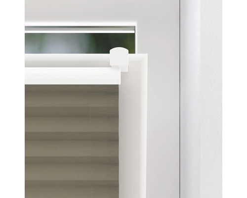 Detaljvy av en plisségardin på ett fönster