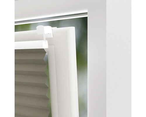 Detaljbild av en plisségardin på ett fönster